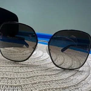 Salvatore Ferragamo | Accessories | Classy Square Sunglasses  display picture 3